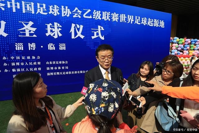 世界杯期间分手！费兰邀女主持度假恋情曝光，偶遇前女友并未理睬